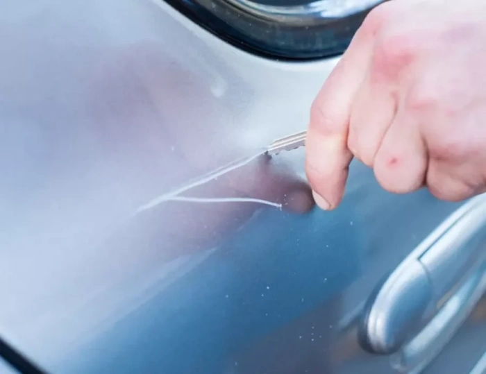 Надраскаха паркиран автомобил в Дупница