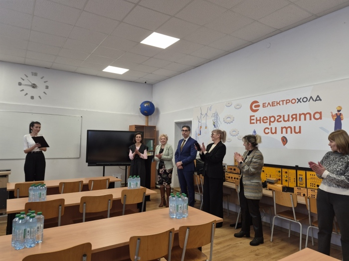 Електрохолд оборудва пети учебен кабинет по електротехника в Западна България