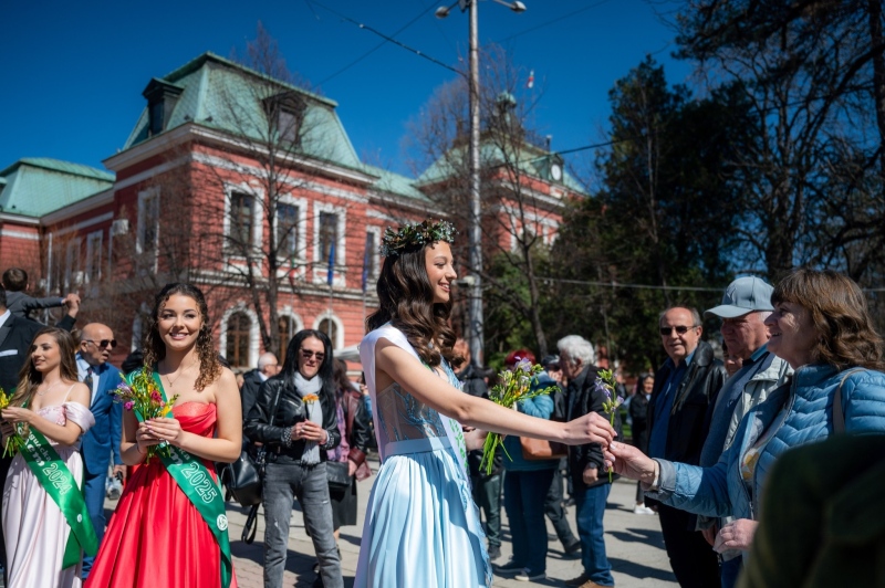 „Девойка Кюстендилска пролет“ привлече рекорден брой участнички, отсяха 14 финалистки