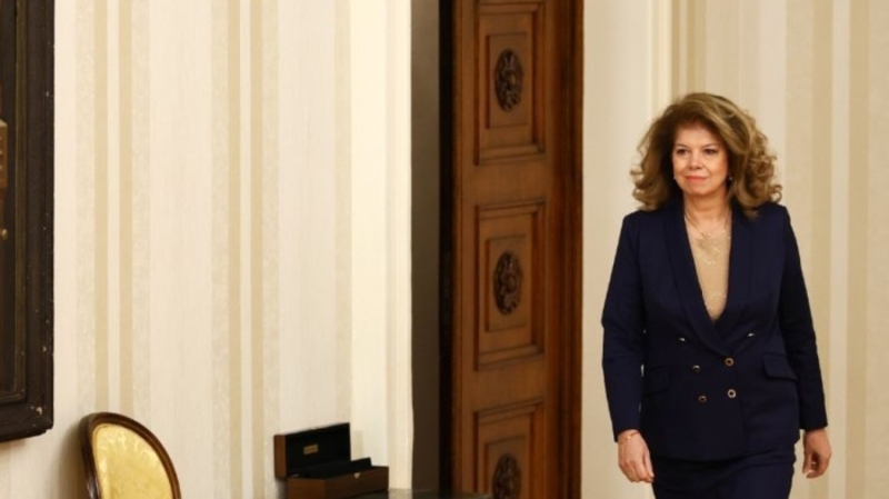 Финални консултации: Президентът Йотова се среща с АПС, МЕЧ и „Величие“