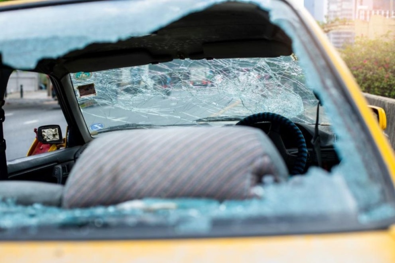 Екшън в Перник: Мъже нападнаха такси с палки, единият имал неуредени сметки с клиентка