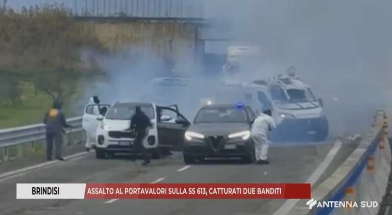 Зрелищен опит за обир на инкасо автомобил в Италия (видео)