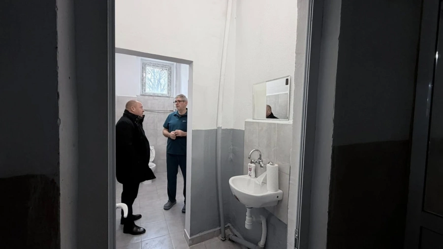 Герой от COVID-пандемията ремонтира със собствени средства санитарен възел в болницата в Костенец
