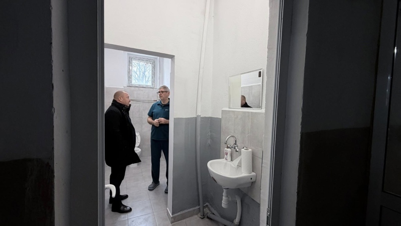 Герой от COVID-пандемията ремонтира със собствени  средства санитарен възел в болницата в Костенец