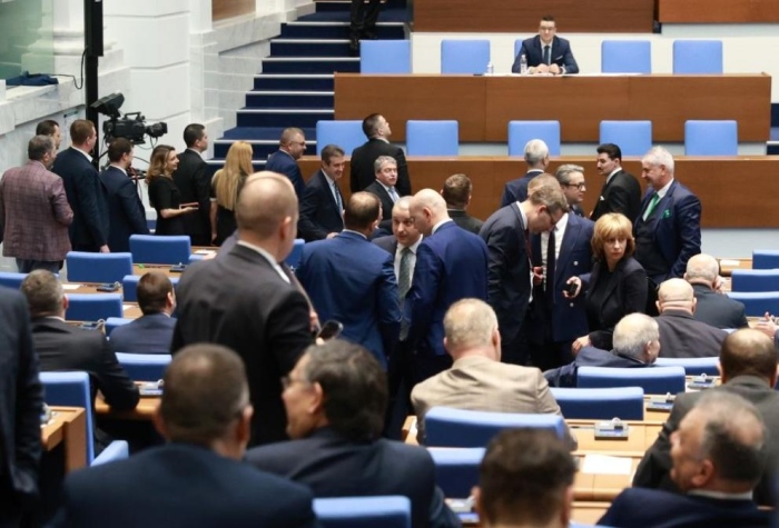 Скандал между ИТН и ПП-ДБ заради случая „Петрохан“ прекъсна заседанието на парламента