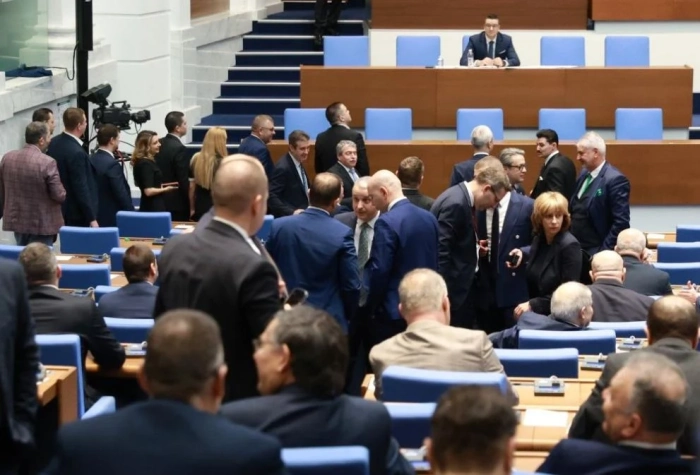 Скандал между ИТН и ПП-ДБ заради случая „Петрохан“ прекъсна заседанието на парламента