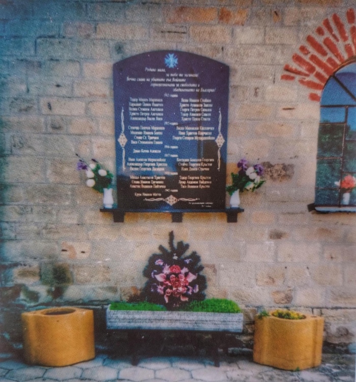 Общинари поднасят  венец на паметника в Горна Козница за 148 г. от  Освобождението на Бобов дол