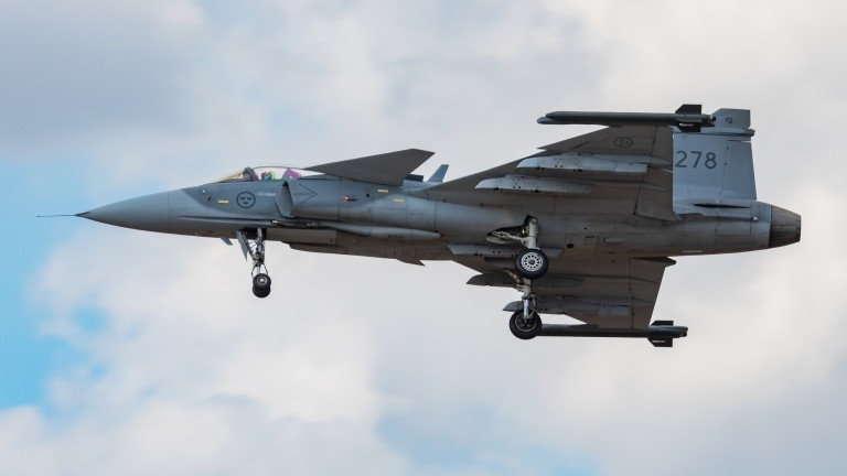 Швеция изпраща изтребители \