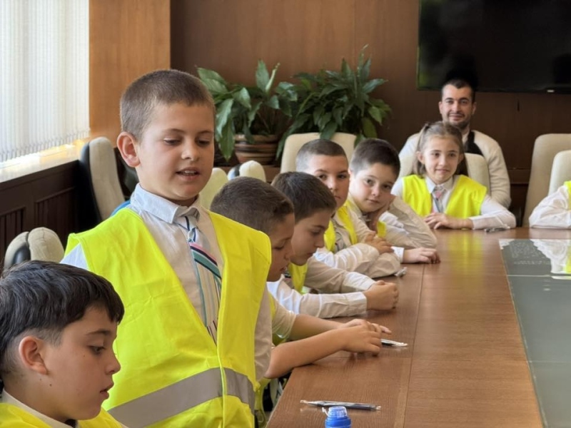 Малки полицаи с големи въпроси посетиха Община Самоков