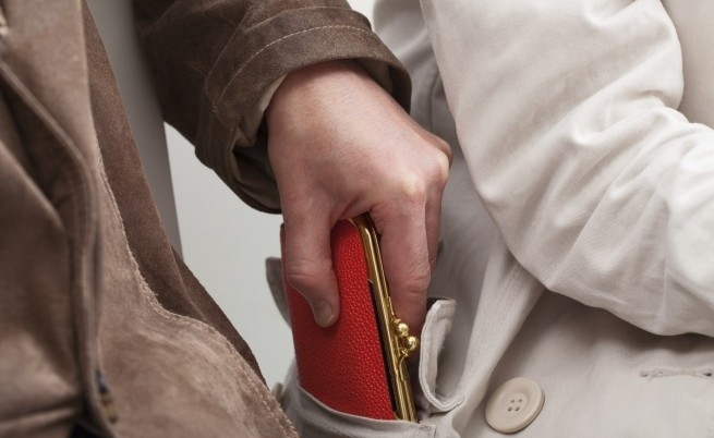 Крадци трубадури обраха пари и карти от жена в Банско, пробвали да теглят от банкомата