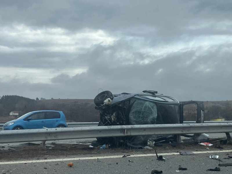 Жестока катастрофа: ТИР помете кола на АМ \