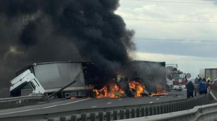 Тежка катастрофа с два тира на Северната скоростна тангента, районът е блокиран
