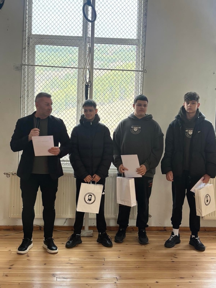 Ученици от Гимназията в Дупница намериха и предадоха портфейл  с голяма сума пари