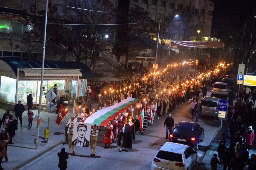 С факелно шествие и рецитал Петрич почита паметта на Дякона