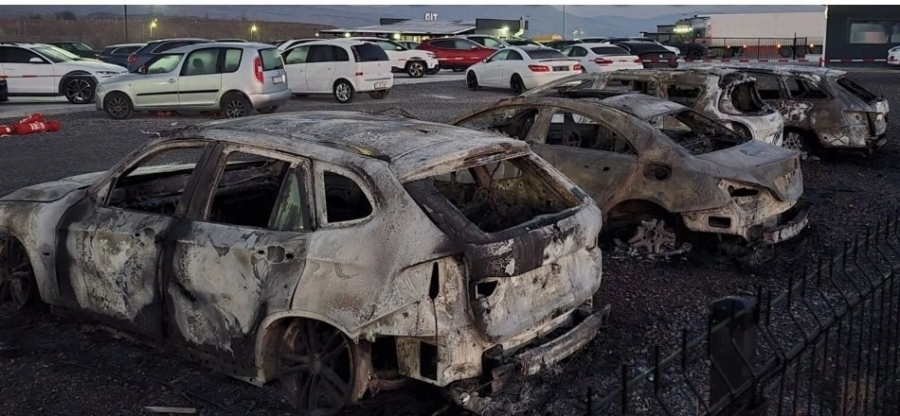 Пожар изпепели 4 автомобила в автокъща край Благоевград, разследва се умишлен палеж