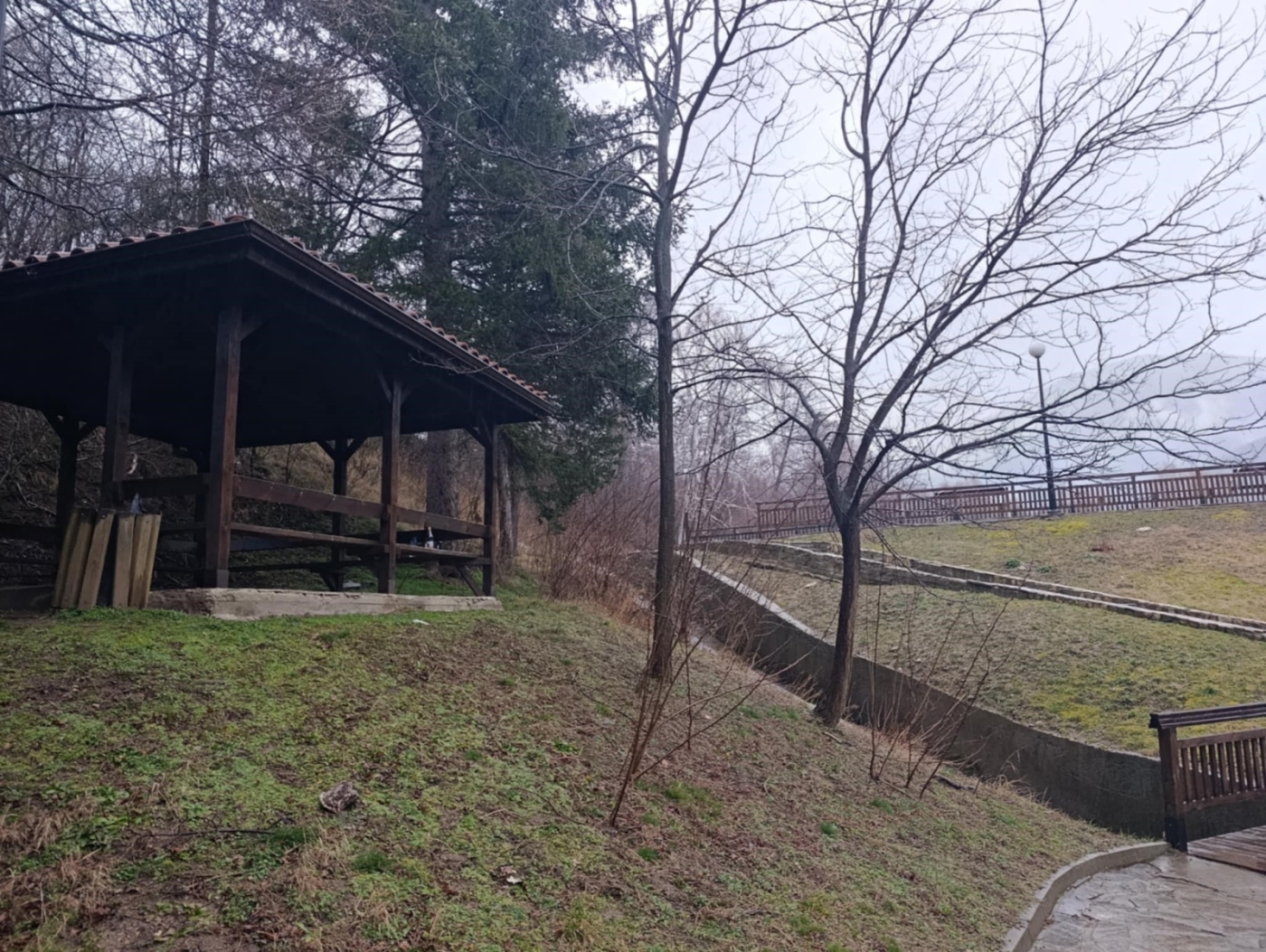  Кървав инцидент: Мъж наръга с нож млада жена в парк “Рила” в Дупница, нападателят се издирва (СНИМКИ), (ОБНОВЕНО)