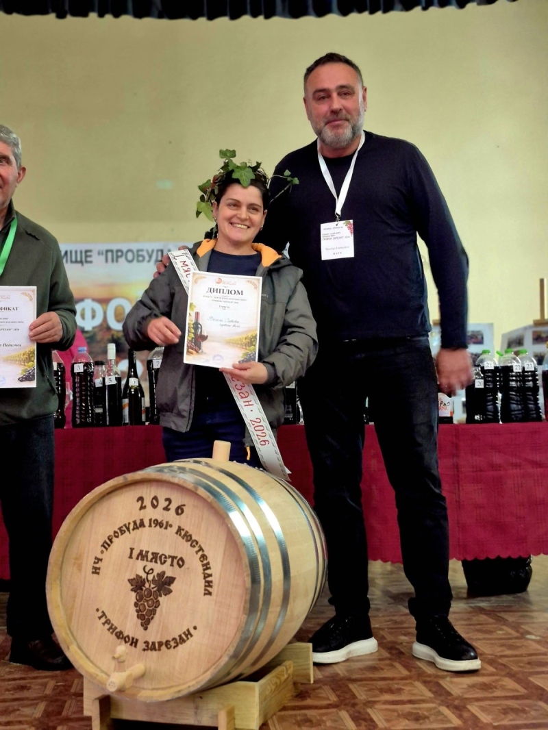 За първи път! Жена грабна голямата награда - 100-литровото буре за най-добро вино в Кюстендил