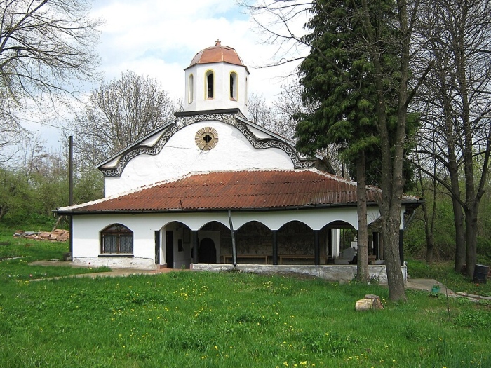 Църквата в Червен брег стои затворена: Миряните молят патриарх Даниил да бъде назначен свещеник