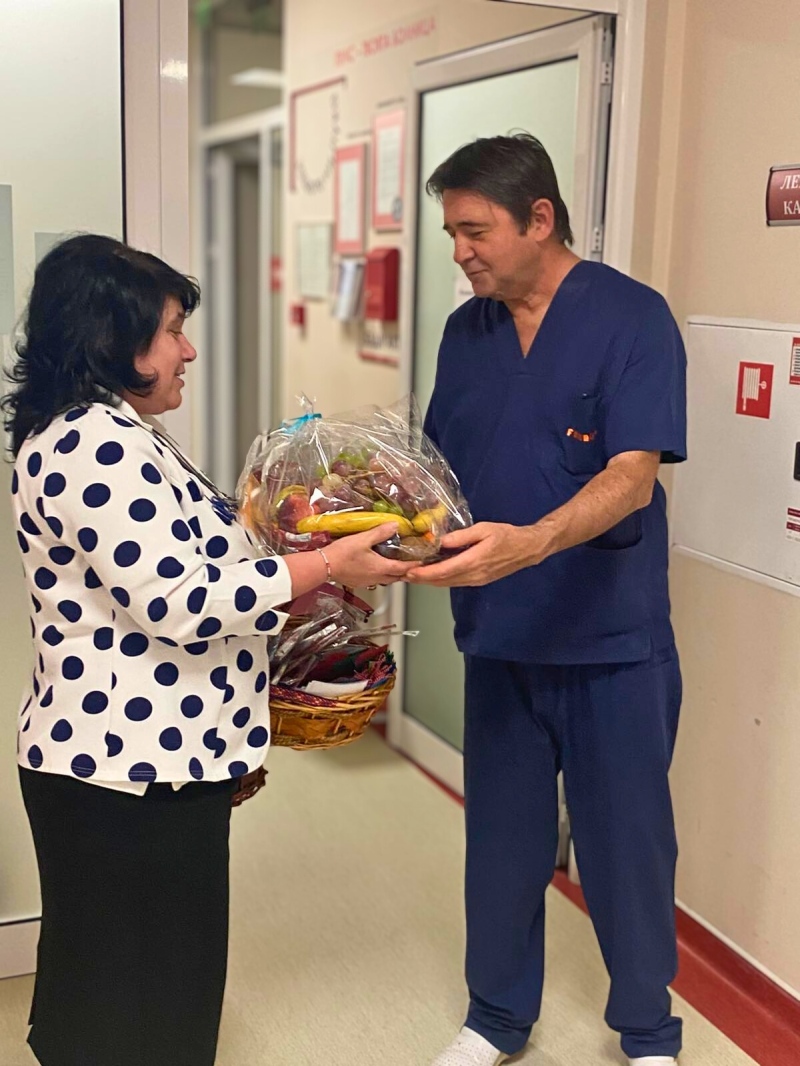 Маратон на добротата: Мартеници от ученици стоплиха сърцата на лекари и пациенти в Благоевград