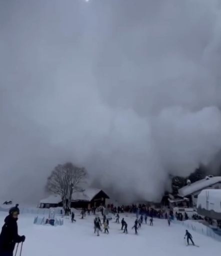 Рискова спасителна акция: Лавина затрупа десетки скиори в курорт в Италия