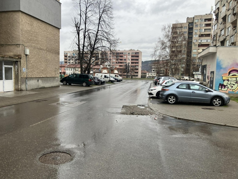 Опасност в Дупница: 30-сантиметрова дупка дебне шофьори в ж.к. „Бистрица“