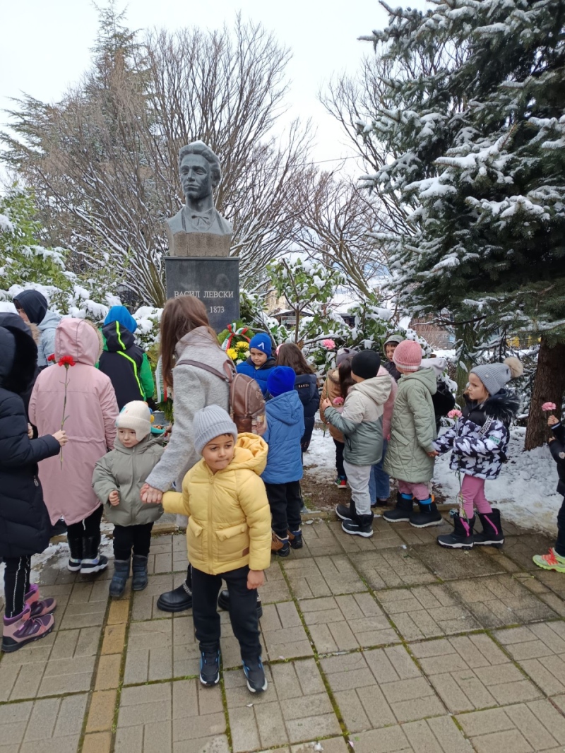 С минута мълчание и венци Сапарева баня се поклони пред Апостола