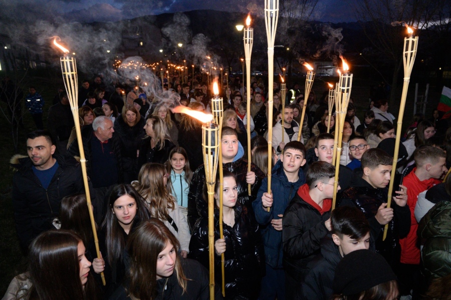 Хиляди  факли осветиха 153-годишнината от гибелта на Левски в Петрич