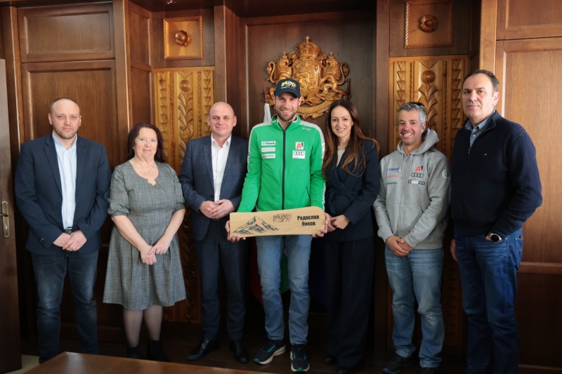 Банско посрещна с овации Радо Янков, подариха му гравиран плакет