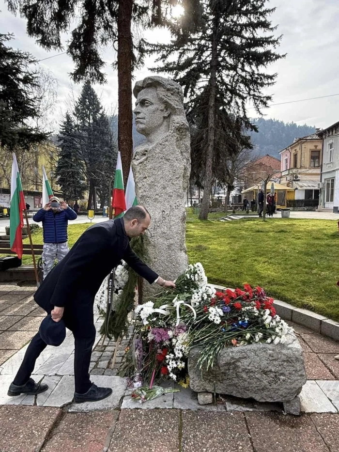 Кюстендил отдаде почит на Васил Левски с дълбок поклон,  рецитал и венци