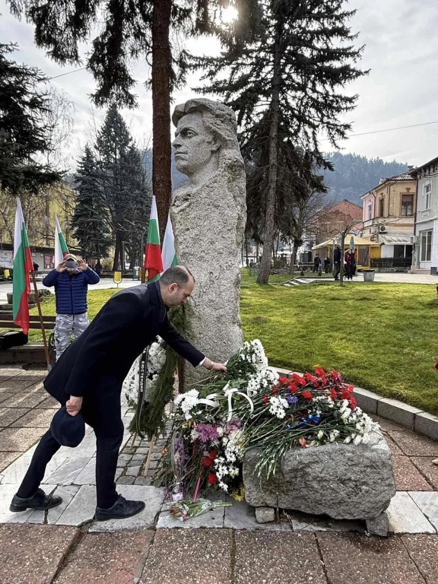 Кюстендил отдаде почит на Васил Левски с дълбок поклон,  рецитал и венци