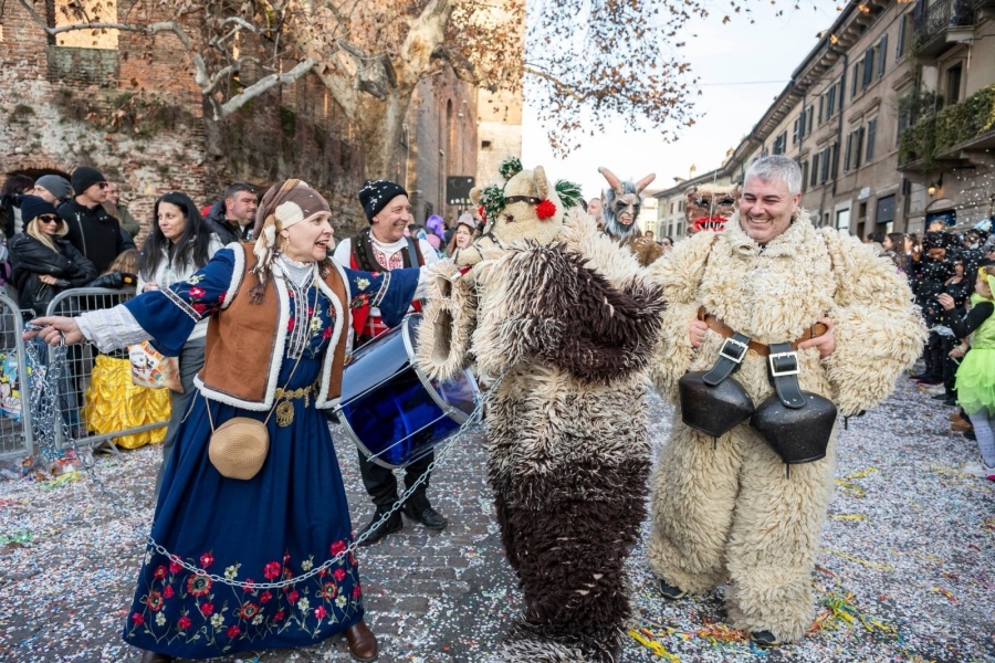 Нашенски кукери огласиха Верона на карнавала „Гран Баканал дел Гноко“