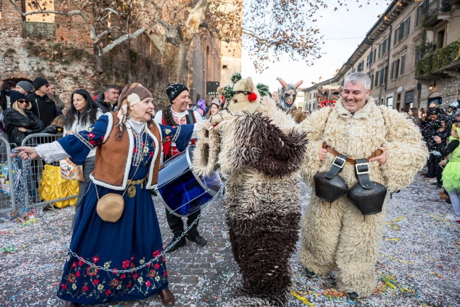 Нашенски кукери огласиха Верона на карнавала „Гран Баканал дел Гноко“