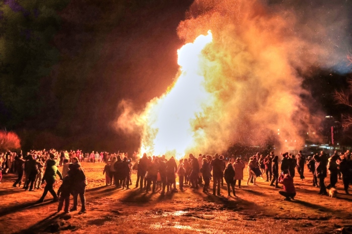 В Банско запалиха традиционната стрелечка за Сирни Заговезн, пламъците на традицията озариха небето