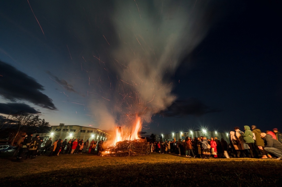 „Големият градски огън“ озари парк „Македония“ за Сирни Заговезни