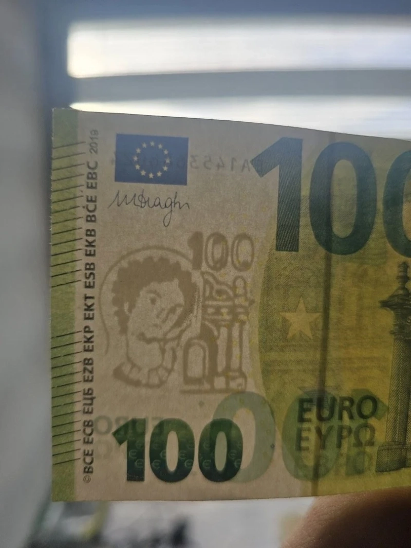 Мъж от Блатска опита да пазарува със 100 фалшиви евро