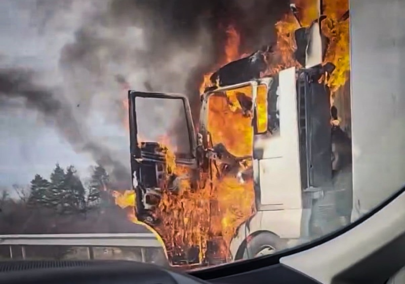 ТИР пламна в движение на АМ „Струма”