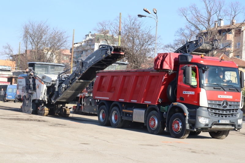Кърпят дупки по улиците на Благоевград, зейнали през зимата