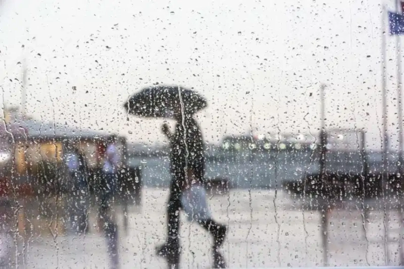 Студен фронт обхваща страната с дъжд и силен вятър