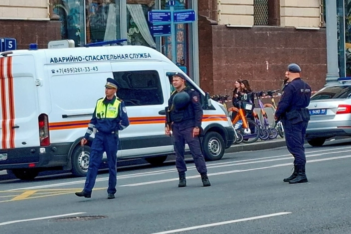 Полицай загина при експлозия пред гара в Москва