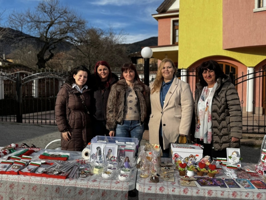 ДГ „Радост“ радва Костенец с мартенички за добри каузи