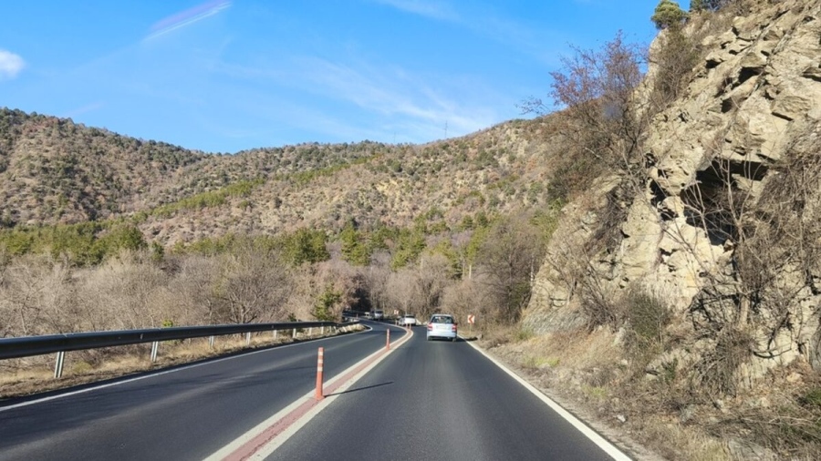 Внимание, шофьори! Ограничават движението край Кресна заради полагане на шумяща маркировка и асфалт
