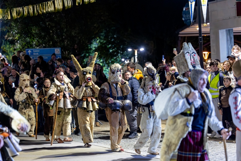 Пернишки сурвакари събраха погледите на карнавала „Празник на Мимозата“ в Черна гора