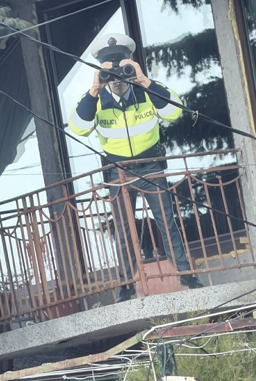 Нов полицай  „встъпи в длъжност“ край училище в Дупница, бди денонощно за реда 