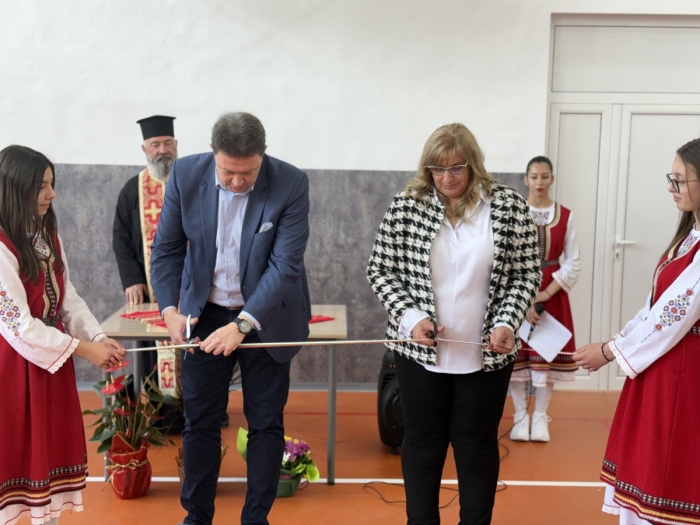 Община Петрич обнови изцяло спортната база и откри дигитални кабинети в село Марикостиново