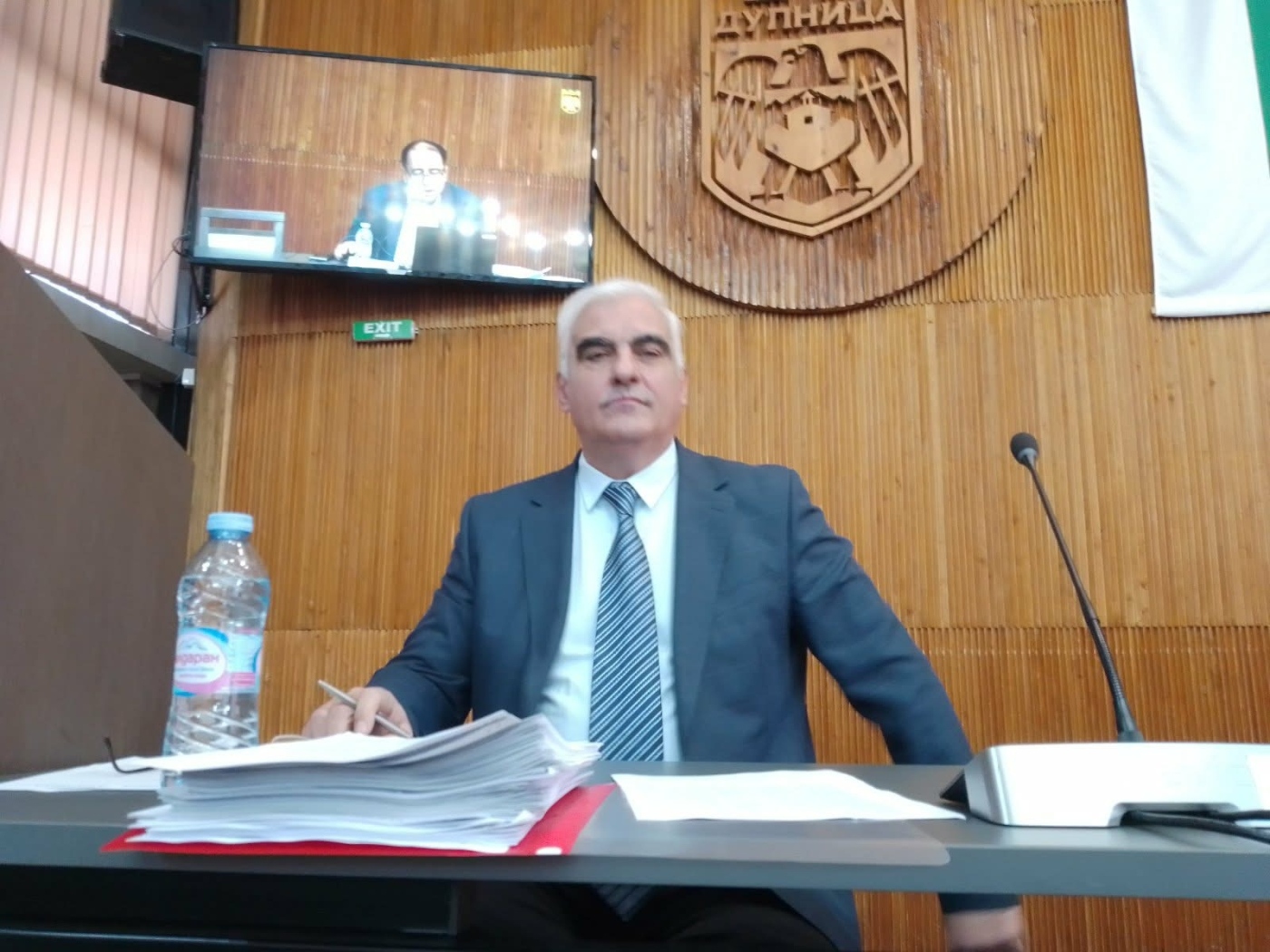  Община Дупница продава ударно над 200 дка земеделски земи, ще прави кафене в Спортната зала с наем 100 евро