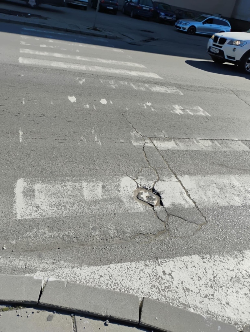 Пешеходни пътеки в Дупница са напълно заличени, спирките приличат на бунища