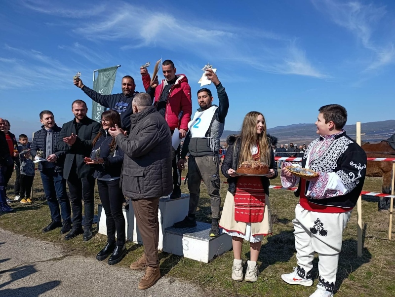 За поредна година: Конят Васо от Овчарци спечели традиционните конни надбягвания за Тодоровден в Сапарева баня