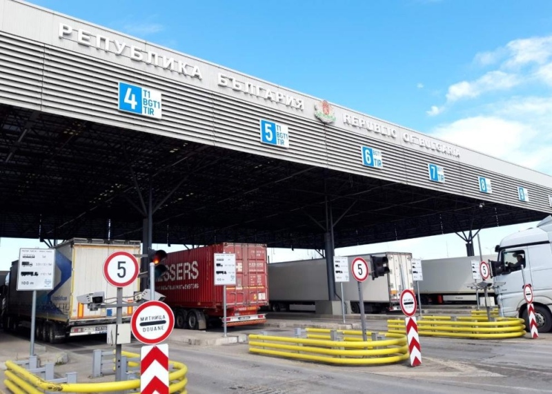 Интензивен трафик на ГКПП „Капитан Андреево“, „Лесово“ и „Калотина“ за товарни автомобили, на \