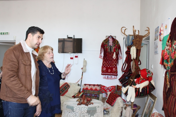 Талантливи дами от Добринище наредиха в изложба плетива, бродерии  и носии