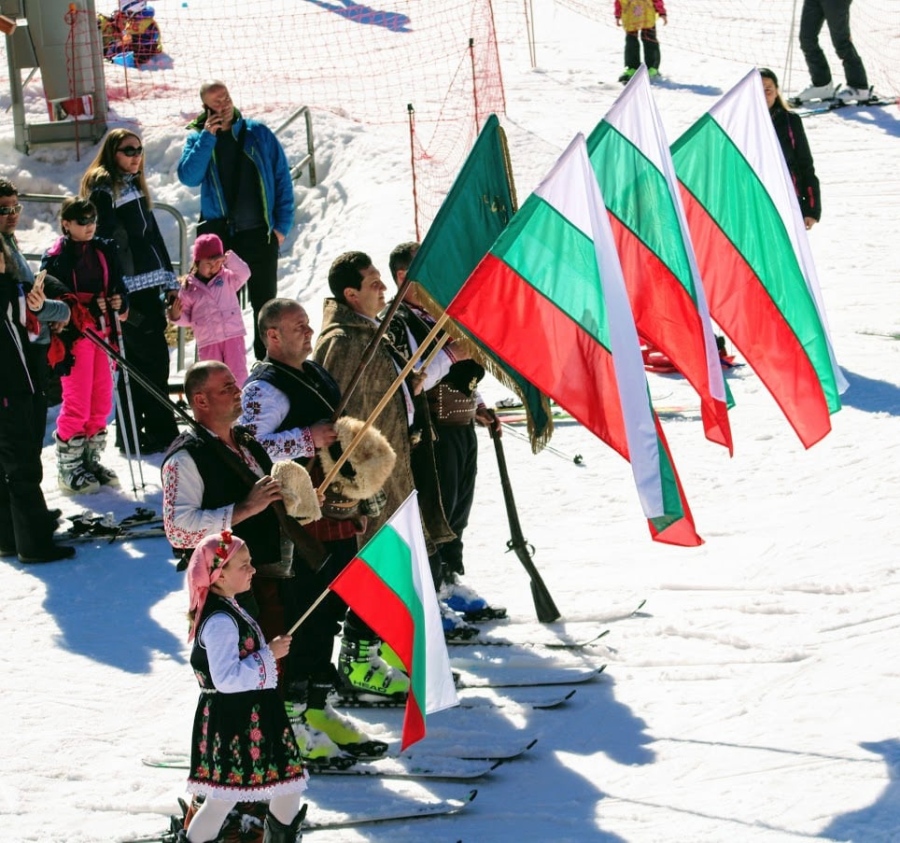 Скиори и сноубордисти ще се спуснат с българското знаме по пистите на Боровец и Мальовица по случай националния празник